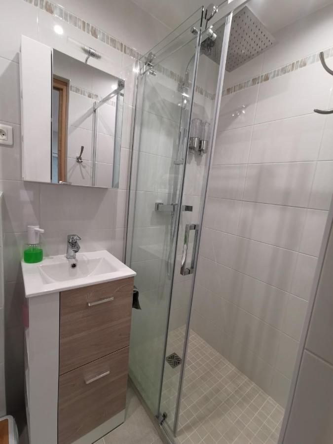 - Charming Little House With Terrace Ferienhaus
