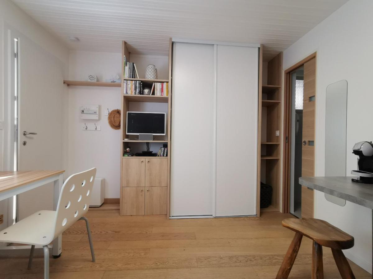 - Charming Little House With Terrace Ferienhaus *